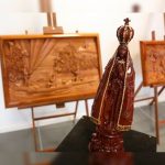Exposição em peças de madeira retrata devoção à Nossa Senhora Aparecida